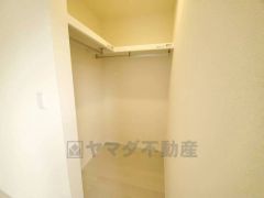 収納力豊富なウォークインクローゼット。洋服や小物などを1箇所にまとめて美しい収納を実現します。