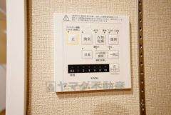 浴室暖房乾燥機付き。天候に左右されず、いつでも好きなときに洗濯物を干せるので、仕事や家事で忙しい方に重宝します。