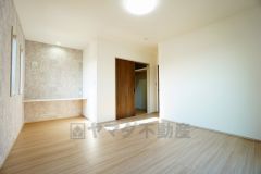 寛ぎの時間を紡ぎだす主寝室は、大型ベッドを置いても余裕の広さを確保しています。