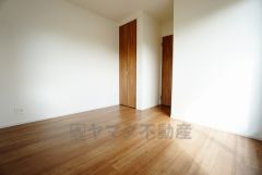 暖かい日差しが差し込む洋室。たっぷり収納できるクローゼット付きでお部屋の中をすっきりと快適に保てます。