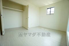 住む人のこだわりを活かす洋室。日当たりがよく、寝室としての利用もおすすめ。広めのクローゼットには荷物をすっきり片付けられ、ゆとりのある暮らしが出来ます＾