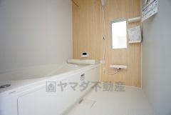 1日の疲れを癒すくつろぎのバスルーム。足を伸ばしてもゆったりと入れるサイズです。お子様と一緒にお風呂に入っても狭くないですね^^