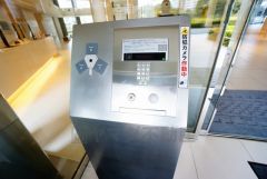 オートロックは、外部の人が自由に建物内に出入りできないため、不審者の侵入防止効果があります。