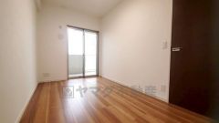 暖かい日差しが差し込む洋室。たっぷり収納できるウォークインクローゼット付きでお部屋の中をすっきりと快適に保てます。