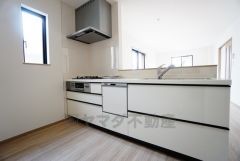 対面式カウンターキッチンからはお子様の様子が見守れます。ダイニングへの配膳や調理の時便利なカウンター付き。