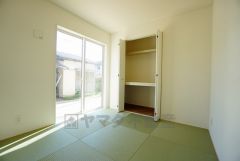 リビングからの続き間として和室をご用意しました。普段はリビングとつなげて開放的なスペースとして、来客時には客間としてお使いいただけます。