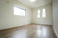 2面採光を確保した明るい室内は、風通しも良く、大変居心地の良い空間となっております。爽やかな風を感じて起きる朝は、快適生活の始まりに。