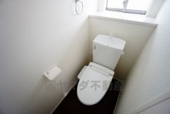 温水洗浄機付トイレです。節水機能もあるので、安心して使えますね。もちろん、1階2階の2ヶ所にトイレがあるので、忙しい朝にもゆとりができますね。
