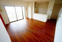 大きな窓のあるリビングは、陽光あふれる明るい空間です。居心地良く、ご家族皆がゆったり寛げる憩いの空間となりそうです。