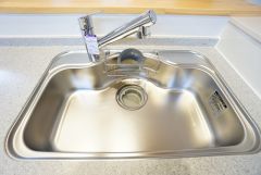 広々とした凸型シンクに洗剤ポケットを標準装備。大きなお鍋など洗いやすいです。