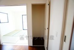 物が散らかりやすいリビングに収納スペースを確保。書類や雑貨をひとまとめにできまるため、お部屋をすっきりさせることが出来ます。