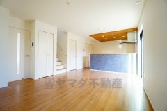 リビングは広々とした設計で、家族が集い、寛ぐ暮らしの空間を演出しています。思い思いの時間を過ごしたり、家族みんなで食事をしたり、素敵な団らんの場になりますね。