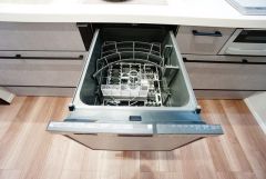 食事の後の手間を解消する食器洗い乾燥機付。冬場の洗い物で手荒れの悩みもなくなります。手洗いよりも節約できて便利。