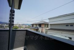 住宅地ですが隣家との高さを変えてバルコニーを設置しているので景色を楽しめるようになっています。