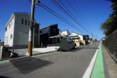 前面道路は約6ｍでゆったり。住人以外の車の進入も少なく、小さなお子様を持つご家庭にも安心です。