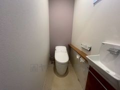 温水洗浄機付トイレです。節水機能もあるので、安心して使えますね。もちろん、1階2階の2ヶ所にトイレがあるので、忙しい朝にもゆとりができますね。