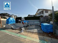 現地（2026年3月26日）撮影。若宮小学校徒歩4分＾＾スーパーやコンビニなども近く周辺環境充実。快適でゆとりのある生活空間で新生活を始めましょう^^スーパーやコンビニなども近く周辺環境充実＾＾