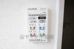 雨の日の洗濯も安心できる浴室暖房乾燥機付き浴室。リモコンで操作もボタン1つで簡単。