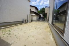 お庭付き＾＾日光浴やガーデニングはもちろん、お子さまの外遊びの場としても＾＾リビング・和室からも様子が見守れるので安心です＾＾