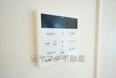 キッチン横からボタンひとつで操作が楽々。