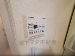 入浴後の水滴や湿気を排出し、カビの発生や臭いを抑制する暖房換気乾燥機付き。雨の日の洗濯物にも効果的です。