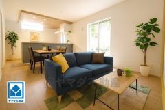 家具はイメージです。大きな窓のあるリビングは、陽光あふれる明るい空間です。居心地良く、ご家族皆がゆったり寛げる憩いの空間となりそうです。