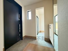 たっぷり収納できるシューズボックスです。家族全員の靴がきれいに整頓できます。棚の上にお花や写真を飾っても良いですね。