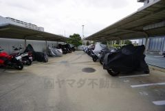 敷地内バイク置き場。