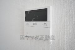 キッチン横からボタンひとつで操作が楽々。通話ボタン付きでお子様とも会話ができて安心です。