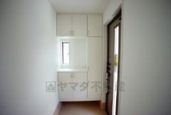 同仕様写真。白を基調とした明るい玄関です。大容量のシューズボックスは家族全員の増えがちな靴や物をすっきり収納できます。