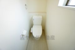 温水洗浄機付トイレです。節水機能もあるので、安心して使えますね。もちろん、1階2階の2ヶ所にトイレがあるので、忙しい朝にもゆとりができますね。