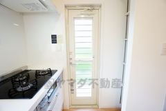 勝手口付きキッチン。においがこもりやすいキッチンの換気にも役立ちます。ごみの仮置きにもなり、便利です＾＾