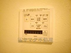 浴室暖房乾燥機付き。天候に左右されず、いつでも好きなときに洗濯物を干せるので、仕事や家事で忙しい方に重宝します。