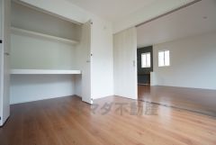 同仕様写真。温かい光の差し込むゆとりのある居室をぜひ現地にてご確認くださいませ。