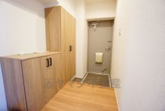 たっぷり収納できるシューズボックスです。家族全員の靴がきれいに整頓できます。棚の上にお花や写真を飾っても良いですね。