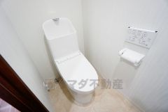 壁リモコンタイプのウォシュレット付き。すっきりした見た目で、トイレ奥の掃除もしやすいです。