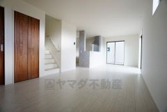 大きな窓のあるリビングは、陽光あふれる明るい空間です。居心地良く、ご家族皆がゆったり寛げる憩いの空間となりそうです。