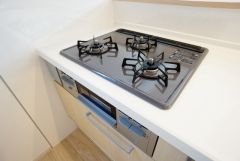 3種類の料理が同時に調理できる、3口ガスコンロ。忙しい夕食の支度時間が短縮できて効率よくお料理が楽しめます。
