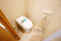 壁リモコンタイプのウォシュレット付き。すっきりした見た目で、トイレ奥の掃除もしやすいです。