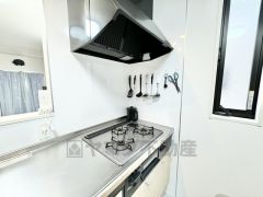 3種類の料理が同時に調理できる、3口ガスコンロ。忙しい夕食の支度時間が短縮できて効率よくお料理が楽しめます。