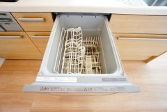 炊事時間を大幅に短縮できる食器洗浄乾燥機付き＾＾食器を洗う手間が減るので家族とのコミュニケーションの時間や自分の時間が増えますね。