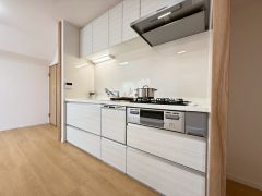 部屋の端に位置する壁付けキッチンは、デッドスペースができにくく、リビング・ダイニングを無駄なく広く活用できます。