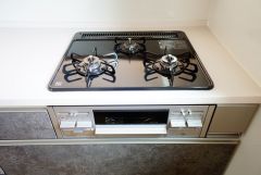 3種類の料理が同時に調理できる、3口ガスコンロ。忙しい夕食の支度時間が短縮できて効率よくお料理が楽しめます。