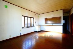 大きな窓のあるリビングは、陽光あふれる明るい空間です。居心地良く、ご家族皆がゆったり寛げる憩いの空間となりそうです。