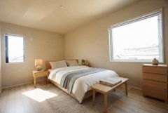 家具はイメージです。主寝室としてお使いいただけそうなこちらのお部屋は、日当たりが良く、爽やかな風を感じて起きる朝は、快適生活の始まりに。