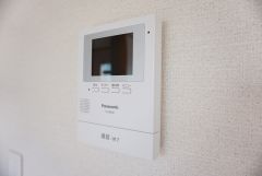 同仕様写真。防犯はもちろん、セールスマン対策にもなるモニター付きインターホンです。お子さん1人での留守番時にも活躍しそうです。