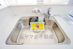 広々とした凸型シンクに洗剤ポケットを標準装備。大きなお鍋など洗いやすいです。