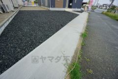 駐車スペースはゆとりある3台分を確保。マイカー用に、お客さま用に、余裕を持ってご利用いただけます。