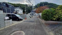 現地（2025年11月18日）撮影。住人以外の車の進入も少なく、小さなお子様を持つご家庭にも安心です。