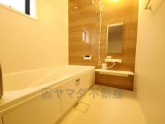 1日の疲れを癒すくつろぎのバスルーム。足を伸ばしてもゆったりと入れるサイズです。お子様と一緒にお風呂に入っても狭くないですね^^